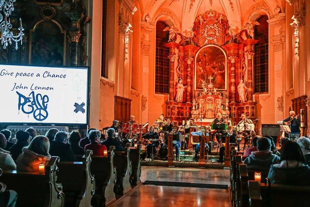 Die Gitarrengruppe Saitenwind gab ein Friedenskonzert in Grafenhausen.   | Foto: Sandra Decoux