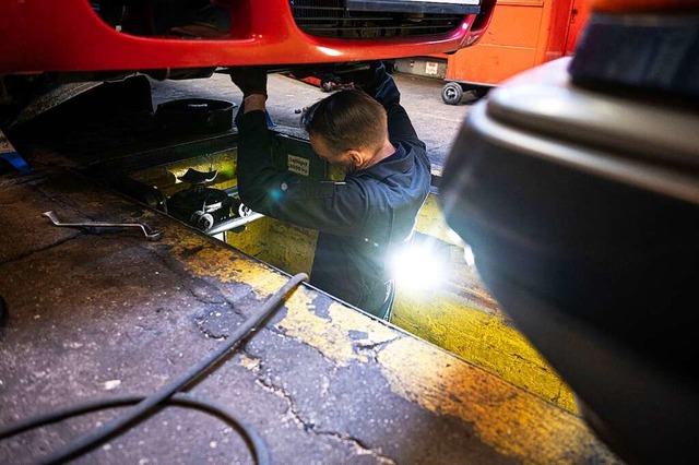 Unfallreparaturen an Autos werden mit der Elektrifizierung deutlich teurer.  | Foto: Fabian Sommer (dpa)