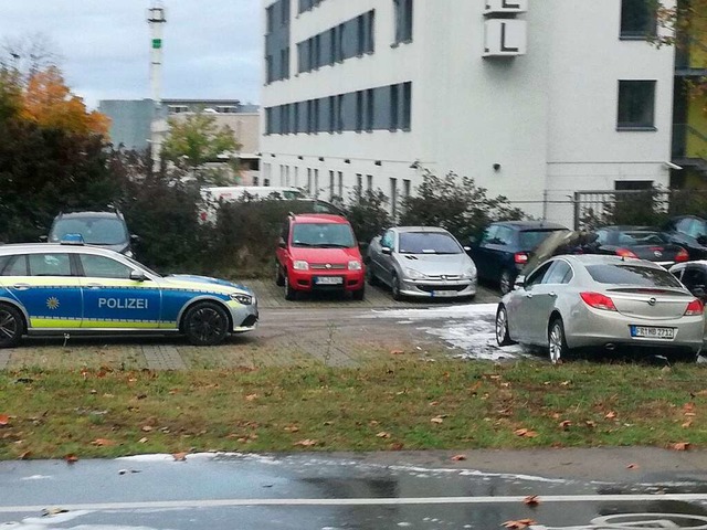 Mehrere Autos haben an der Tram-Endhaltestelle Haid gebrannt.  | Foto: Andrea Dreschwer