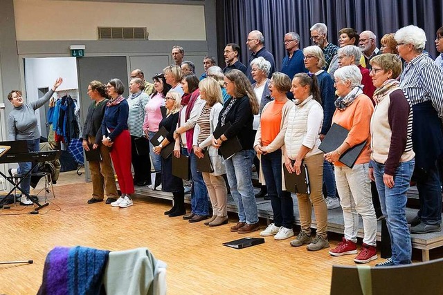 Dariia Holiatina leitet den Gesangvere... Sngerinnen und Sngern frs Konzert.  | Foto: Volker Mnch