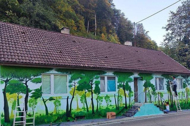 In Mnstertal haben Knstler ein Haus mit Graffiti gestaltet