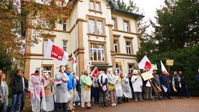 Protest an Halloween: ZfP-Beschftigte am Dienstag vor dem Verwaltungsgebude  | Foto: Philipp Peters