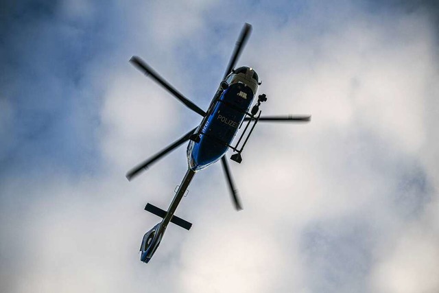 Bei der Fahndung wurde auch ein Polizeihubschrauber eingesetzt. (Archivbild)  | Foto: Jason Tschepljakow (dpa)