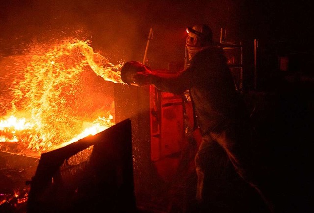 Verzweifelter Kampf gegen Waldbrnde in Kalifornien  | Foto: Ethan Swope (dpa)