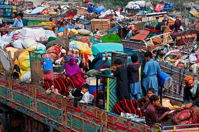 Mehr als 10 000 Afghanen haben gestern...tet, dass heute weitere 25 000 folgen.  | Foto: WAKIL KOHSAR (AFP)