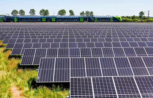 Auf Gemarkung Dittishausen soll eine Photovoltaikanlage entstehen (Symbolfoto).  | Foto: Axel Heimken (dpa)