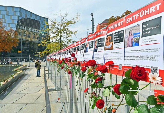 Fr eine Gedenkveranstaltung am 29. Oktober wurden die Plakate aufgehngt.  | Foto: Michael Bamberger