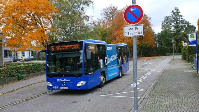 Kommt der Schulbus, wird es eng an der...hrverbot fr die Strae an der Schule.  | Foto: Philipp Peters