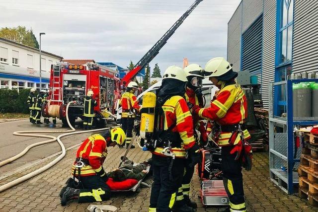 Feuerwehr bt Umgang mit Explosionen im Binzener Gewerbegebiet