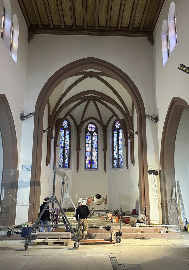 Innen ist die Renovierung der Eschbacher St.Agnes-Kirche in vollem Gange.  | Foto: Irene Matzarakis