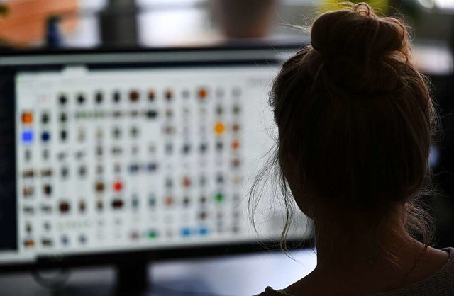 Eine Ermittlerin begutachtet Bilder mit kinderpornografischem Inhalt.  | Foto: Arne Dedert (dpa)