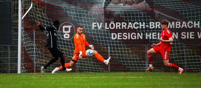 Das 3:0 fr Teningen: Ousman Jasseh gegen FVLB-Torhter Marc Philipp  | Foto: Matthias Konzok