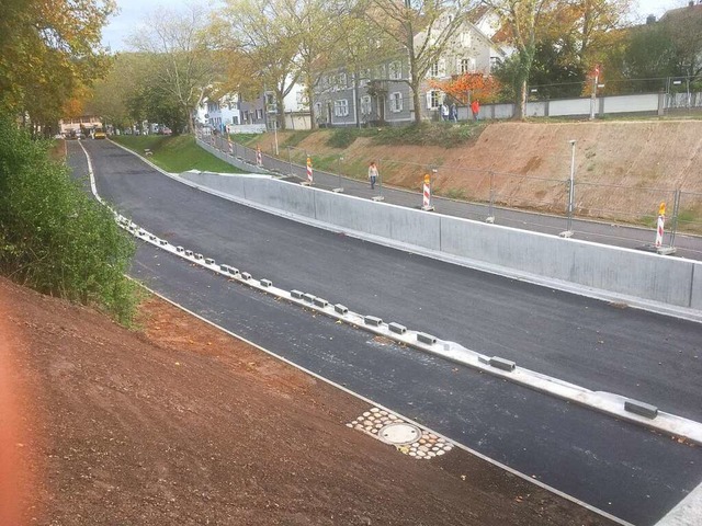 Die Fahrbahn fr die Autos, aber auch ...und Fugnger sind  weitgehend fertig.  | Foto: Ulrich Senf