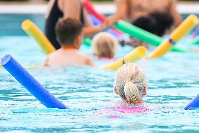 Schwimmunterricht ist der Stadt Herbolzheim wichtig.  | Foto: Julian Stratenschulte (dpa)