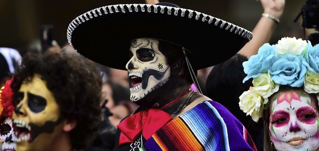 Die Parade zum Da de los Muertos find... Tage vor dem eigentlichen Fest statt.  | Foto: RONALDO SCHEMIDT