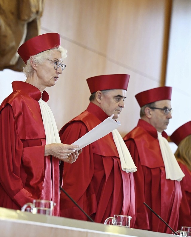 Die Vorsitzende des Zweiten Senats, Do...das Urteil im Karlsruher Gerichtssaal.  | Foto: Uli Deck (dpa)