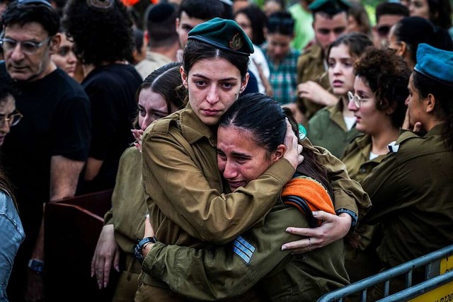 Trauer in Jerusalem: In der israelisch...einsatz im Gazastreifen gettet wurde.  | Foto: Ilia Yefimovich (dpa)