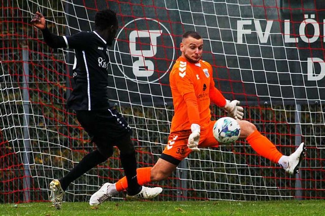 &#8222;Mssen es richtig analysieren&#... zum 3:0 gegen Keeper Marc Philipp ab.  | Foto: Matthias Konzok