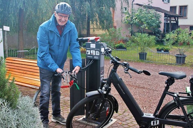 Karl-Heinz Weber testet die Servicestation  | Foto: Stadt Ettenheim