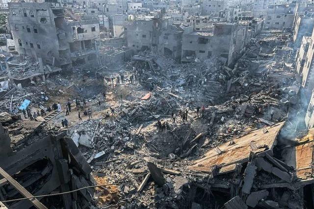 Luftangriff auf Flüchtlingslager im Gazastreifen: Ein tiefer Krater, wo zuvor Häuser standen