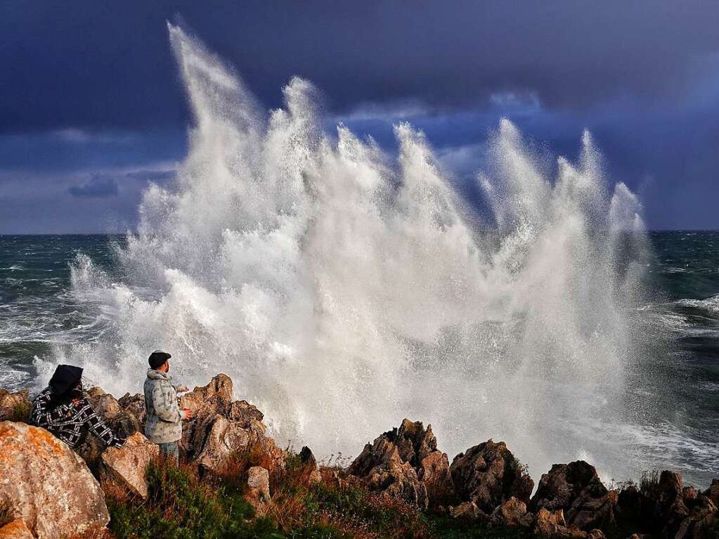 Spanien, Llanes, Asturien:  Das Notfall-Koordinationszentrum von Asturien hat bisher mehr als siebzig Zwischenflle gezhlt, die in der Region durch den Sturm Ciarn (Emir) verursacht wurden.