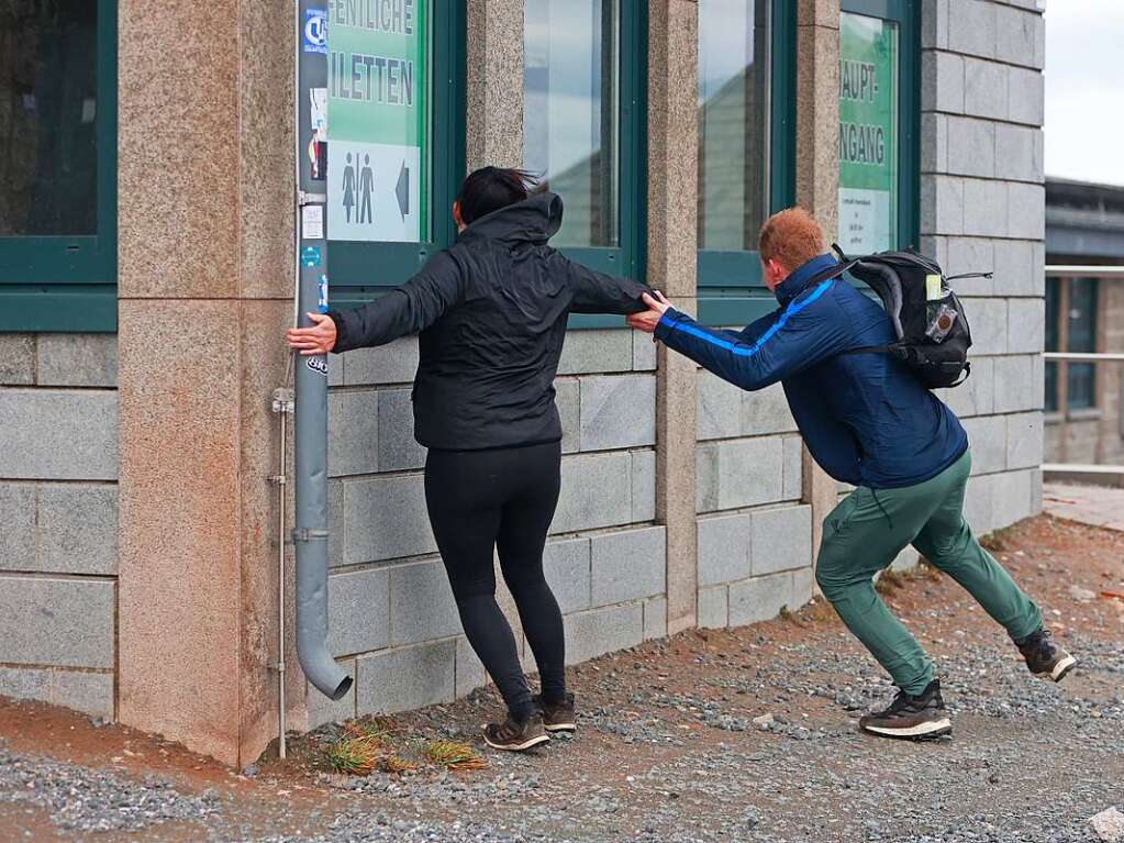 Deutsche Wanderer hatten Mhe, sich bei dem Wind aufrecht zu halten.