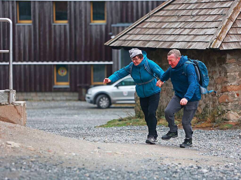 Deutsche Wanderer hatten Mhe, sich bei dem Wind aufrecht zu halten.