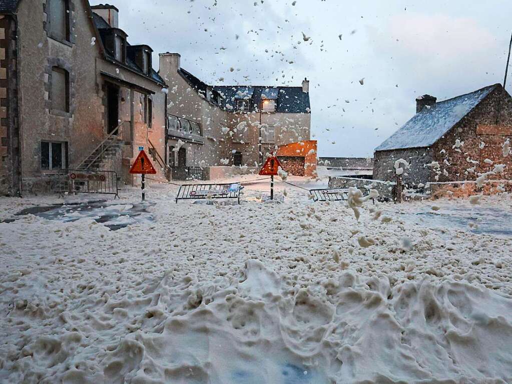 Frankreich, Penmarc'h: Schaum und Gischt flieen ber eine Strae.