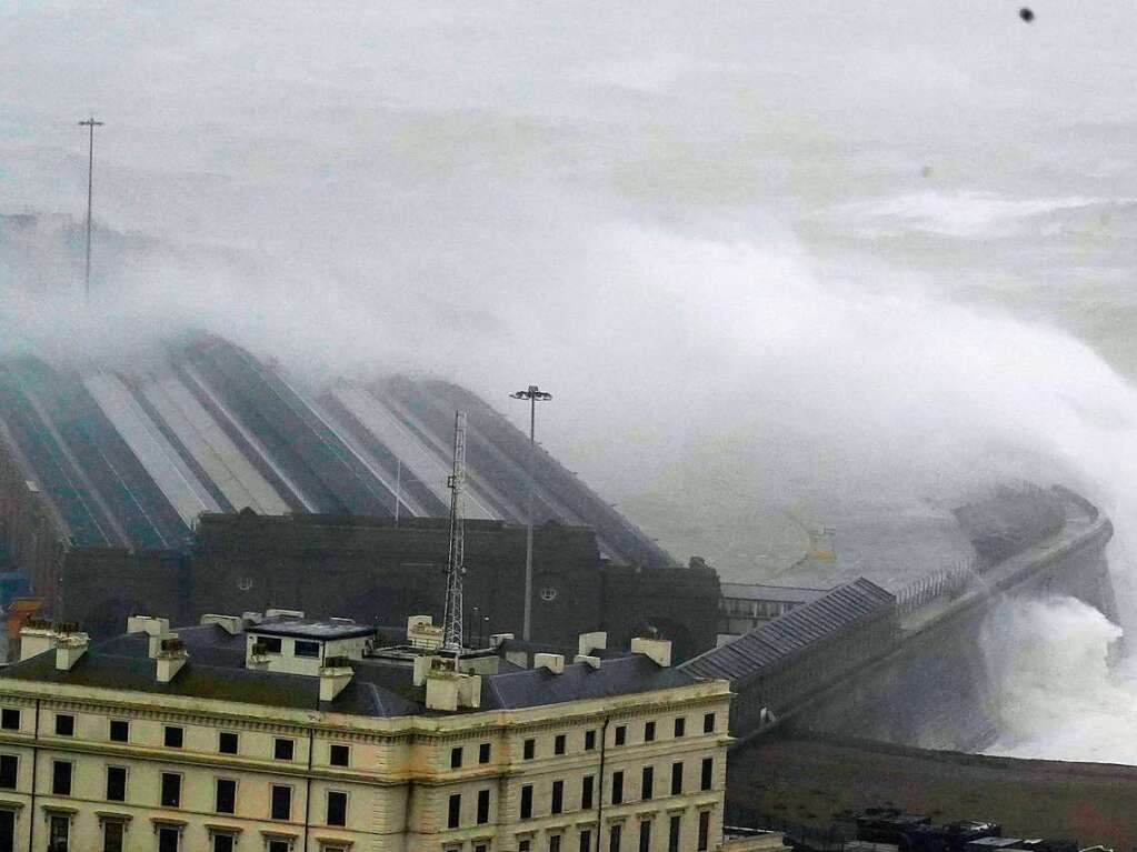 Grobritannien, Folkestone: Wellen brechen ber die Hafenmauer in Kent.