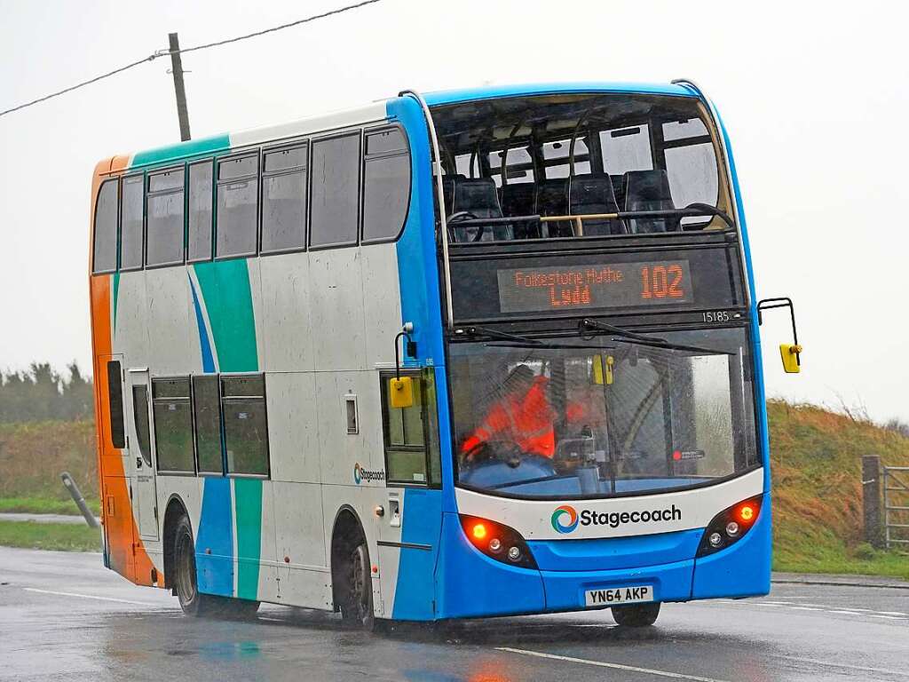 Grobritannien, Folkestone: Ein Bus steht auf einem Hgel, nachdem die obere, vordere Windschutzscheibe durch starken Wind herausgedrckt wurde.