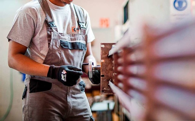 2016 kam Karim nach Deutschland, mittl...le arbeitet er bei Tesla (Symbolbild).  | Foto: Christoph Schmidt