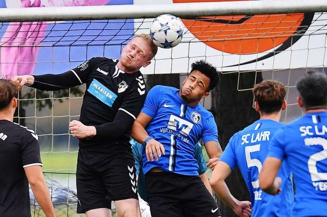 Mick Keita (rechts) und der SC Lahr versagten in Hausen vor dem Tor  | Foto: Achim Keller