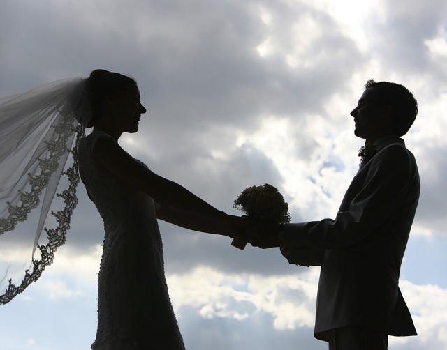 Wenn spter einmal  dunkle Wolken die ...  Ehevertrag beraus segensreich sein.  | Foto: Patrick Pleul