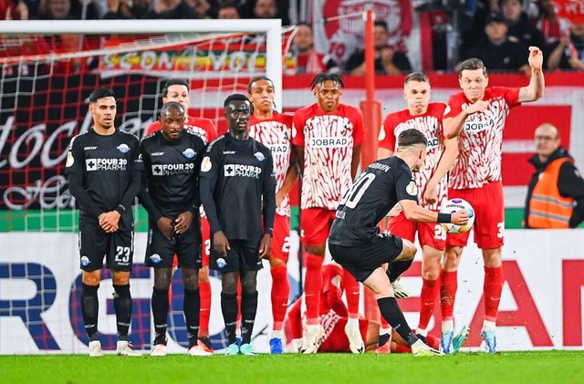 Der Paderborner Florent Muslija erziel...r Mauer kann den Ball nicht aufhalten.  | Foto: IMAGO/Eibner-Pressefoto/Silas Schuelle