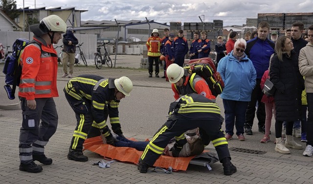 Die Feuerwehr bergab die Verletzten zur Versorgung an das DRK.  | Foto: Jrgen Schweizer