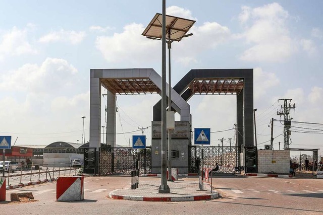 Ein Blick auf das Tor des Grenzbergangs Rafah zu gypten.  | Foto: Abed Rahim Khatib (dpa)