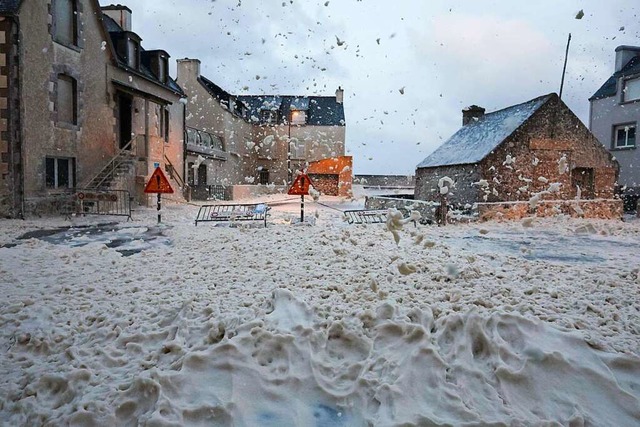 Schaum und Gischt flieen ber eine Strae in Westfrankreich.  | Foto: Fred Tanneau (dpa)