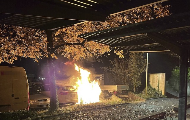 In Spreitenbach brannte ein Auto lichterloh.  | Foto:  Kantonspolizei Aargau