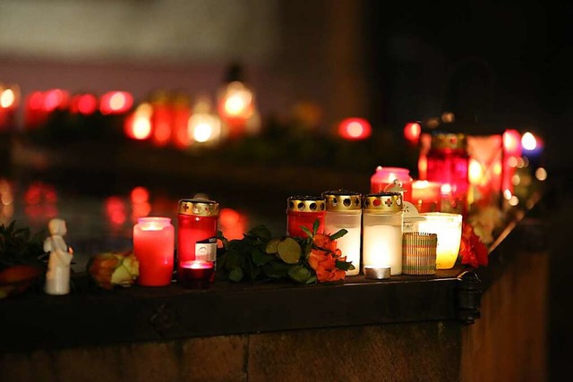 Kerzen am Endinger Marktplatzbrunnen im November 2016  | Foto: Hans-Peter Ziesmer