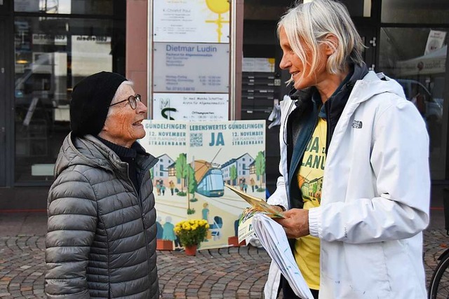Silke Eisfeld (rechts) informiert  ein... ber die Vorteile einer Straenbahn.   | Foto: Sebastian Krger