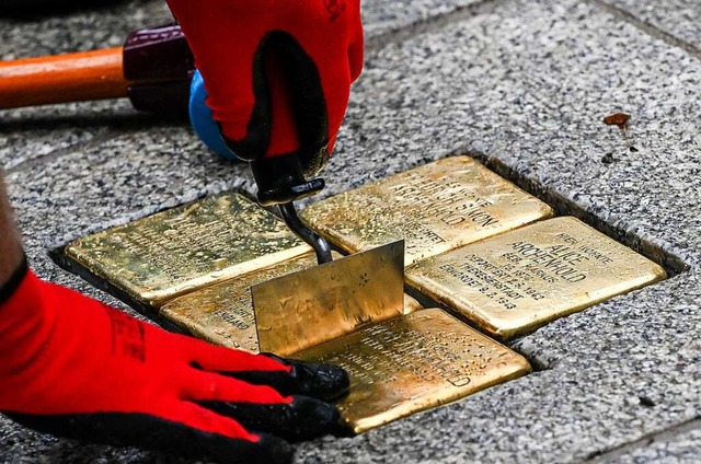 Elzach bekommt vier neue Stolpersteine...rd an die Familie Archenhold erinnert.  | Foto: Jens Kalaene (dpa)