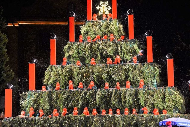 Der Singende Weihnachtsbaum zog Tausende von Besuchern an.  | Foto: Hubert Bleyer