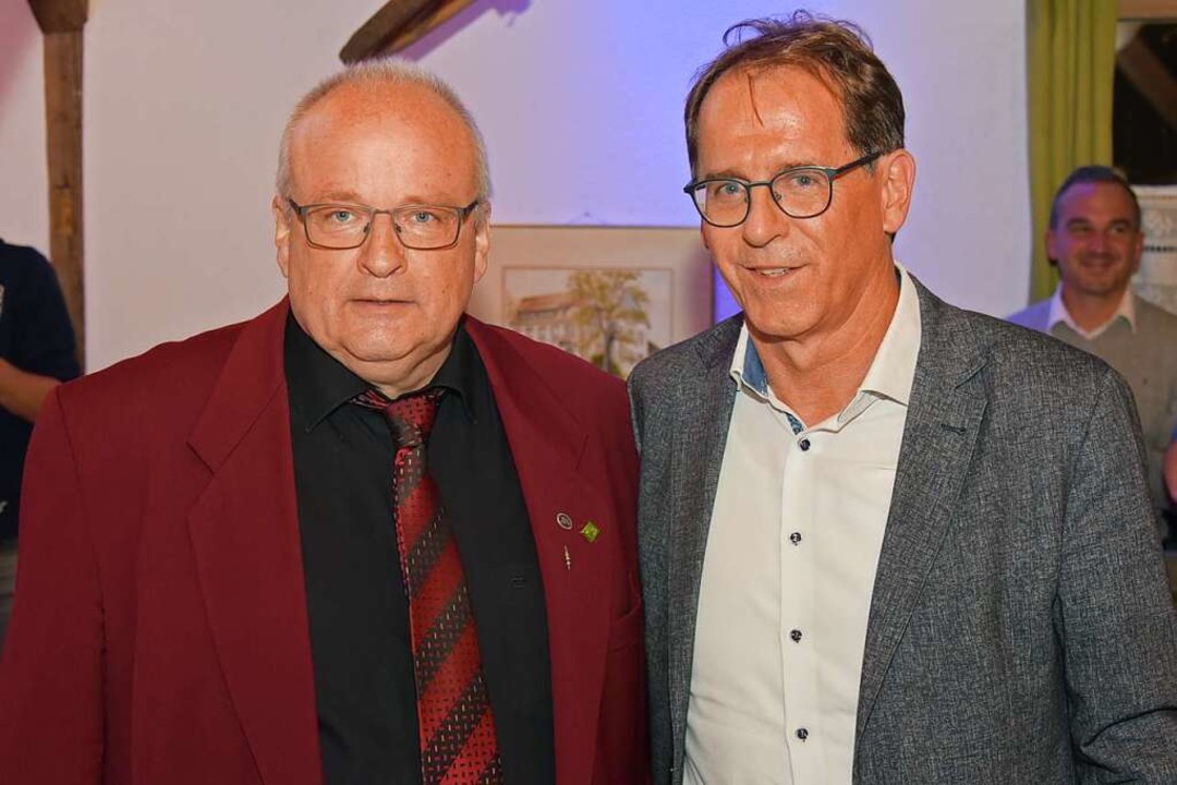 Nach 28 Jahren legte Dieter Reinbold (...Bernd Kern, bisheriger Stellvertreter.  | Foto: Benedikt Sommer