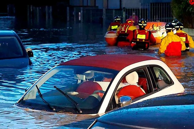 Ganze Straenzge sind berschwemmt. D...emnach zu mehr als 1000 Einstzen aus.  | Foto: - (dpa)