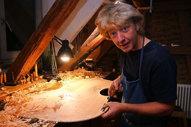 Der lange Weg vom Holz bis zum Instrum...cher in seiner Werkstatt in Mnchweier  | Foto: Alexander Dick