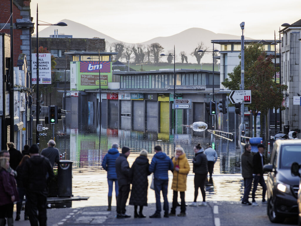 Grobritannien, Downpatrick: Menschen schauen sich die berschwemmungen in der Market Street an.