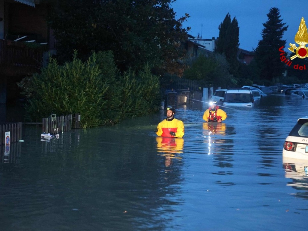 Feuerwehrmnner bei der Arbeit in der Toskana, Italien.