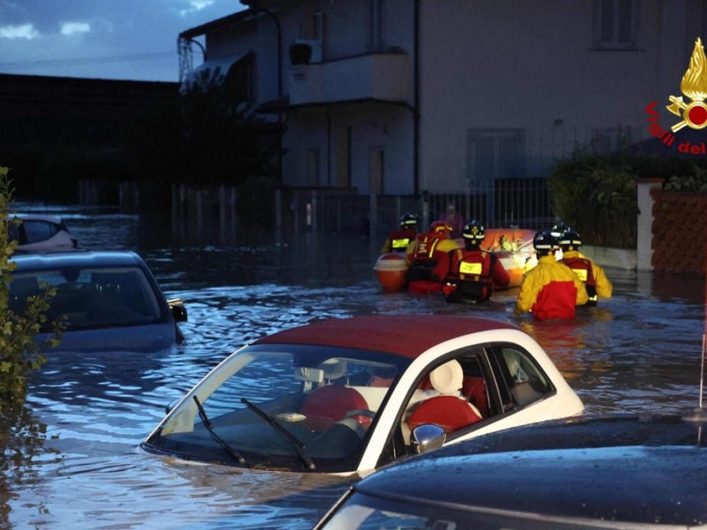 Eine berschwemmte Strae in der Toskana.