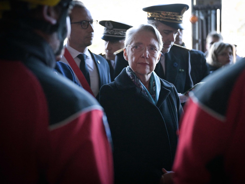 Elisabeth Borne, Premierministerin von Frankreich, besucht eine Feuerwehrstation in Caen, Frankreich, um den Hilfskrften zu danken.