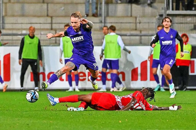 Freiburgs Franci Bouebari grtscht nac...arvin Stefaniak vom FC Erzgebirge Aue.  | Foto: IMAGO/Eibner-Pressefoto/Thomas Hess